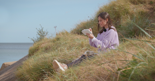 Grimsby artist Eve Leoni Smith painting while sat on Cleethorpes Beach. Photo by Alex Thompson.